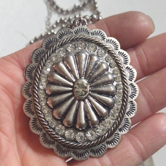 VINTAGE SILVER BEADED CHAIN NECKLACE WITH SILVER/CRYSTAL CONCHO PENDANT - Picture 3 of 9